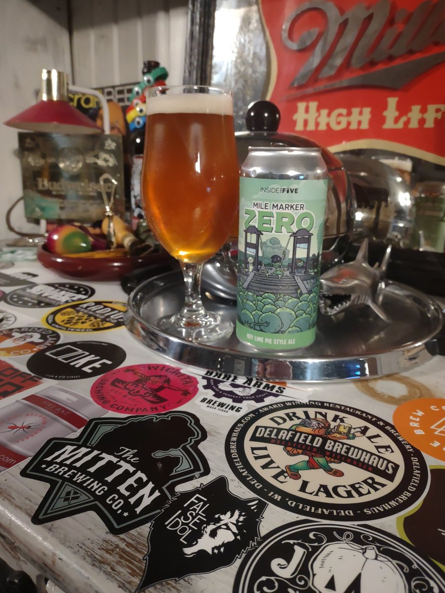 BeerSnobSean's tweet image. Huge change of pace needed so here's this lime ale from #InsidetheFive Brewery.  #GoGreen  Tarty and tasty.  #ProperGlassware #GoWhite #SpartanStrong