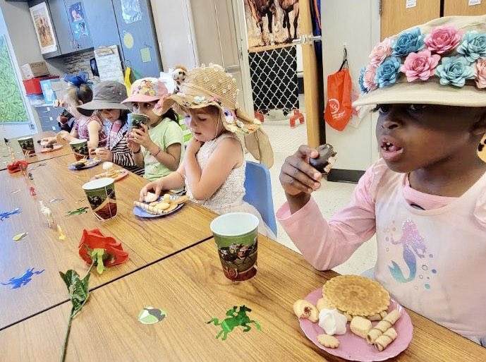 CarlenaSheeran's tweet photo. It’s DERBY WEEK @RineyvilleE #HCSPreschool! 🐎 The #LittleRockets in Jennifer Arnold’s classroom enjoyed a tea party & parade through the school!! 🌹 They are #MakingSchoolMemories worth more than Millionaire’s Row! 👫🏽 #HCSBetterTogether #DerbyWeek #Kentucky #Traditions https://t.co/lkRa5weQBt