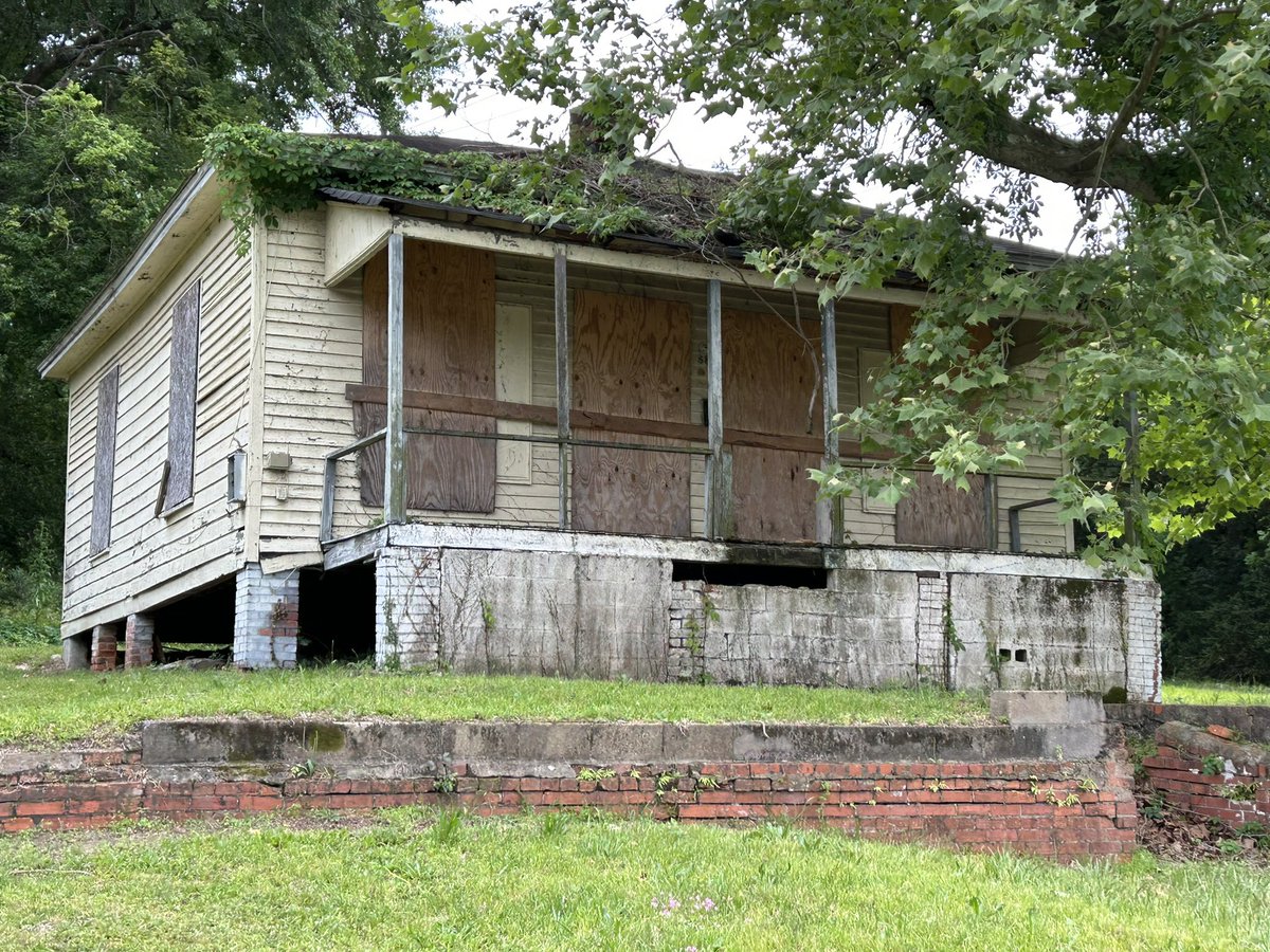 tanyadebose's tweet photo. It’s Preservation Month. As I drive around surveying historic neighborhoods I see homes like this that clearly have a story. How can we inspire preservation in older Black communities where structural racism has existed for years? Just need a little hope if you can help me out. https://t.co/vDmrdmENTh