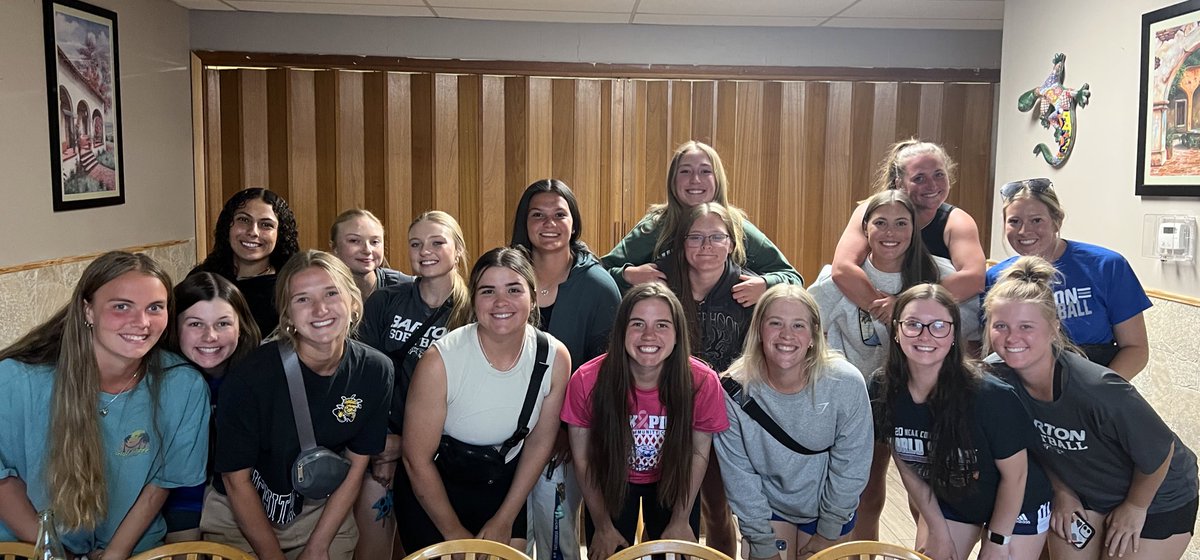 Team dinner before we start post-season 🎉🫶🏼 #RollCougs 🐾