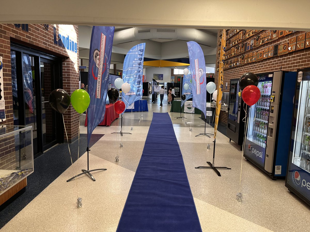 OlatheBIOeng's tweet photo. Amazing night @OlatheSouthHS featuring the @Olathe21st Century Seniors from all 3 academies! Impressive!!! https://t.co/FbRXpaqDY7