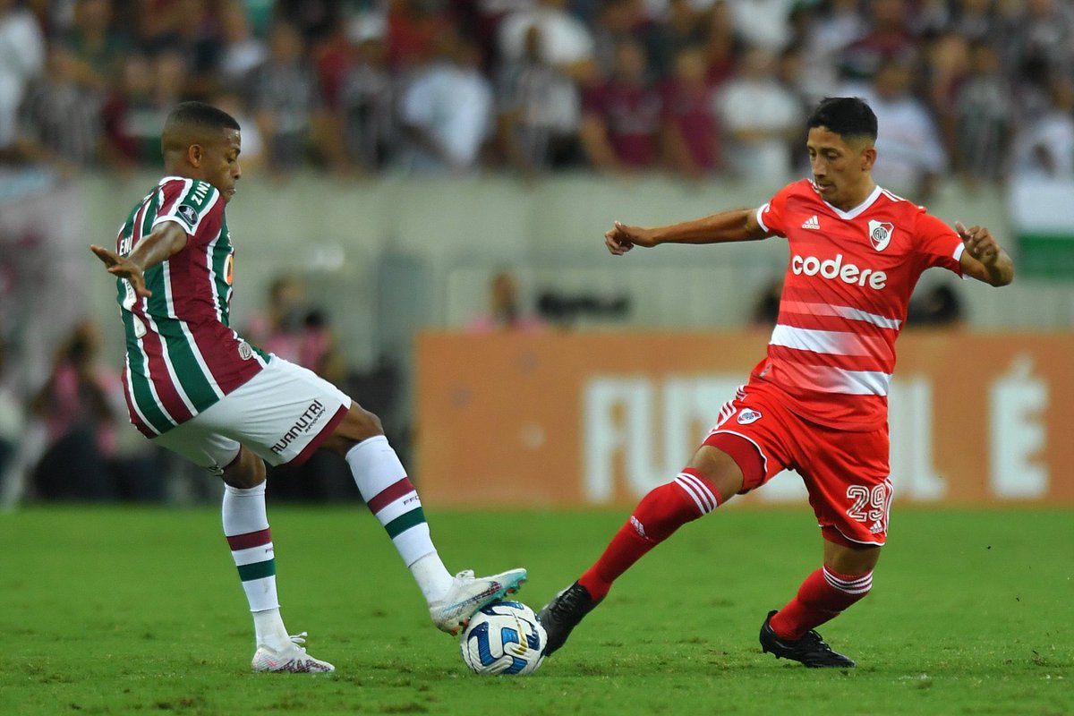 GermanBalcarce's tweet photo. Martín Demichelis, de enormes aciertos tácticos últimamente, falló por partida doble contra Fluminense: desarmó la línea de cuatro, dejó al central amonestado ante un arbitraje localista y mantuvo el fondo con tres habiendo dos laterales y un jugador menos. River perdió 5-1. https://t.co/v7zmvKZG6Q