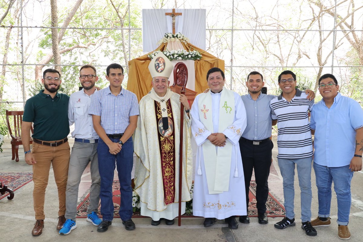 SMSJ_Panama's tweet photo. 01. 05. 2023.
Celebramos San José obrero.
La jornadad de santificación de cleros.
"La felicidad de José no está en la lógica del auto-sacrificio, sino en el don de sí mismo. Toda vocación verdadera nace del don de sí mismo, que es la maduración del simple sacrificio."Patris Corde https://t.co/Fyv4c2LbkX