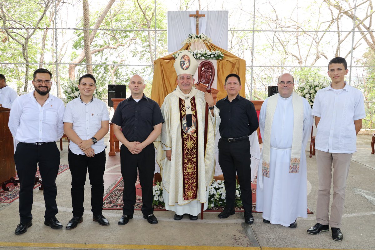 SMSJ_Panama's tweet photo. 01. 05. 2023.
Celebramos San José obrero.
La jornadad de santificación de cleros.
"La felicidad de José no está en la lógica del auto-sacrificio, sino en el don de sí mismo. Toda vocación verdadera nace del don de sí mismo, que es la maduración del simple sacrificio."Patris Corde https://t.co/Fyv4c2LbkX