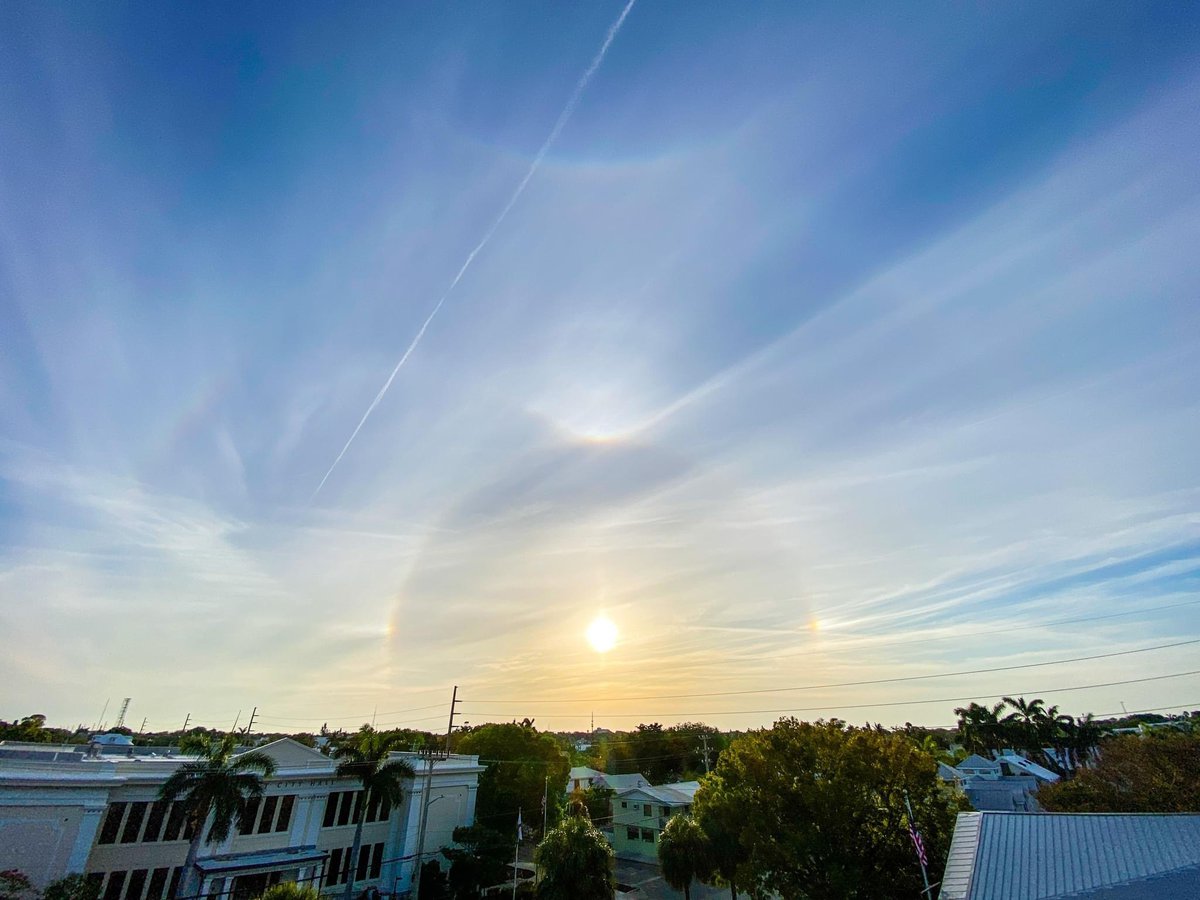 GwenFilosaMedia's tweet photo. Key West got an incredible sight this evening. The halo/arc/sun dog optical phenomena are caused by light refraction in the high-level cirrus clouds over the area, according to @NWSKeyWest #sundog #sunstuff #keywest #floridakeys π·@NWSKeyWest https://t.co/w6gBdl2iSU