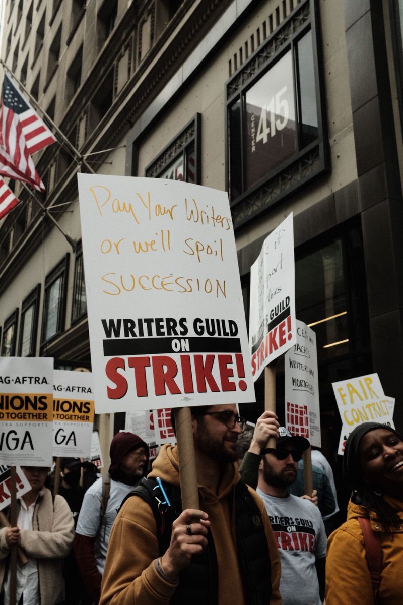 soyemajuarez's tweet photo. Sale hilo con los mejores carteles que nos regalan los guionistas de Hollywood en su huelga luchando por salarios justos. Arranco con la mejor amenaza posible. #WGAStrike #WritersStrike https://t.co/qdg0CQDly2
