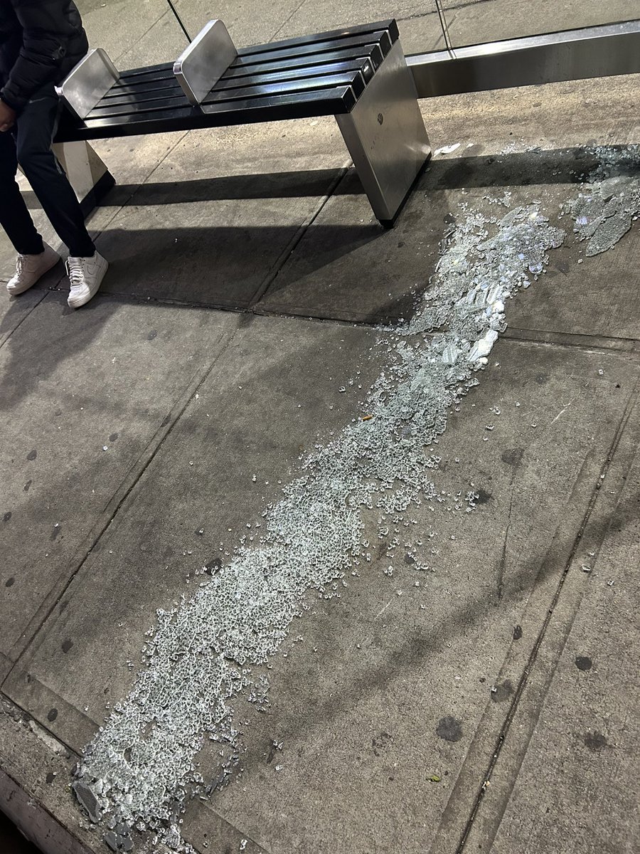 NLPNLP68's tweet photo. @NYCTBus Reporting this broken glass at bus stop. Allerton &amp; White Plains Rd https://t.co/4DQiqc6lAb