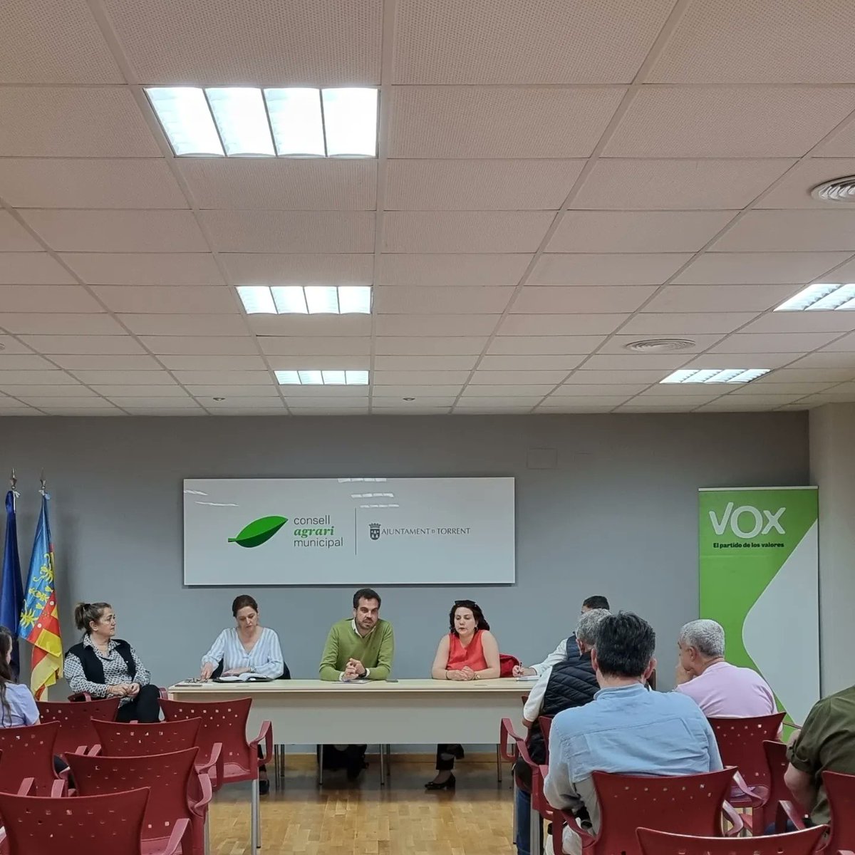 VOX_Torrent's tweet photo. Tarde de trabajo con diferentes asociaciones vecinales de urbanizaciones y diseminados de Torrent, como la Marchaella, Fachardet, Miramar, El Pantano, Nuevas Cumbres, Montereal entre otras.
#CuidaTorrent #CuidaLoTuyo https://t.co/oODYGfqSSl