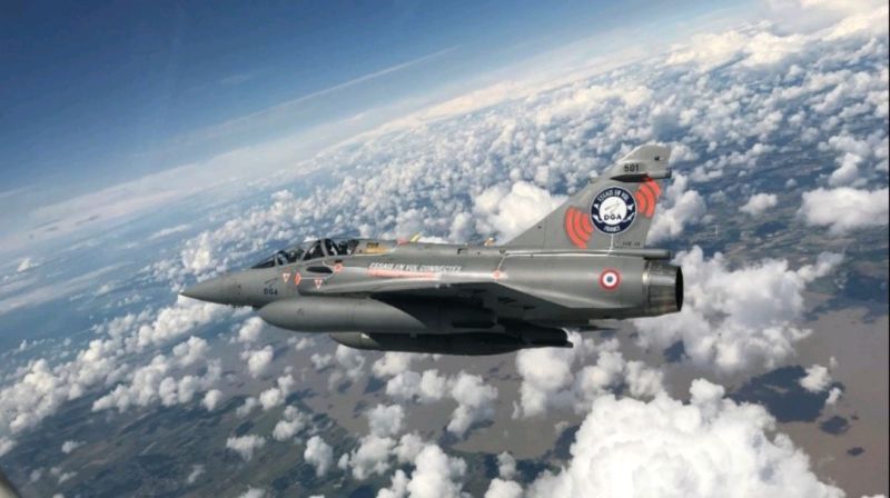 Punk_Flight's tweet photo. Un #Mirage2000-B hybride :

Appareil @DGA avec une une coque radar \ OSF Rafale pour des essais du radar @ThalesDefence #RBE2.

Tout comme les HBE Puma sont en cours de remplacement par des appareils plus modernes, l'appareil va tirer sa révérence au profit d'un #Rafale ABE. https://t.co/A1gJw9d3Gu