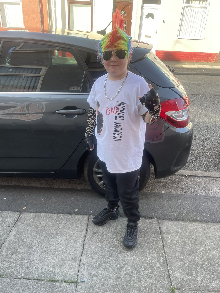 Toni94Ann's tweet photo. @FPS_3_BiscuitB rock day at school 🤟🏼🖤 https://t.co/oxFex5uLDF