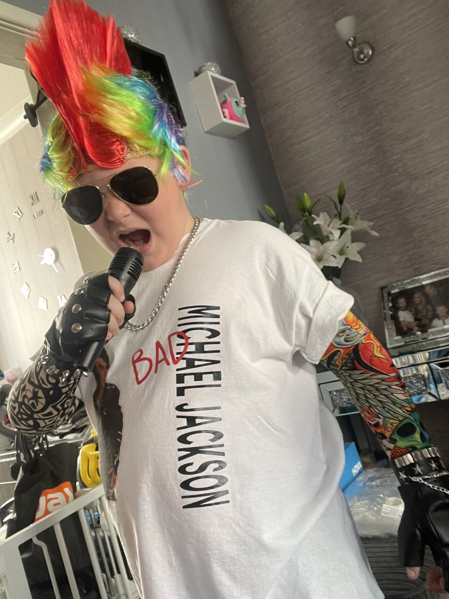 Toni94Ann's tweet photo. @FPS_3_BiscuitB rock day at school 🤟🏼🖤 https://t.co/oxFex5uLDF