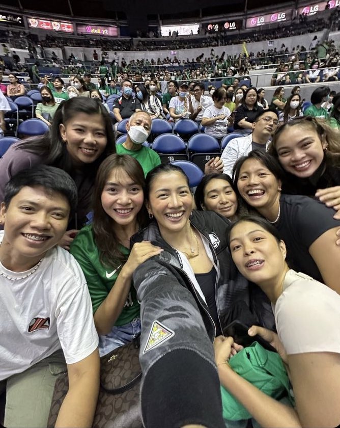 eiramazing's tweet photo. group selfie ng mga hinakot ng logistics company https://t.co/STetu1oOaB