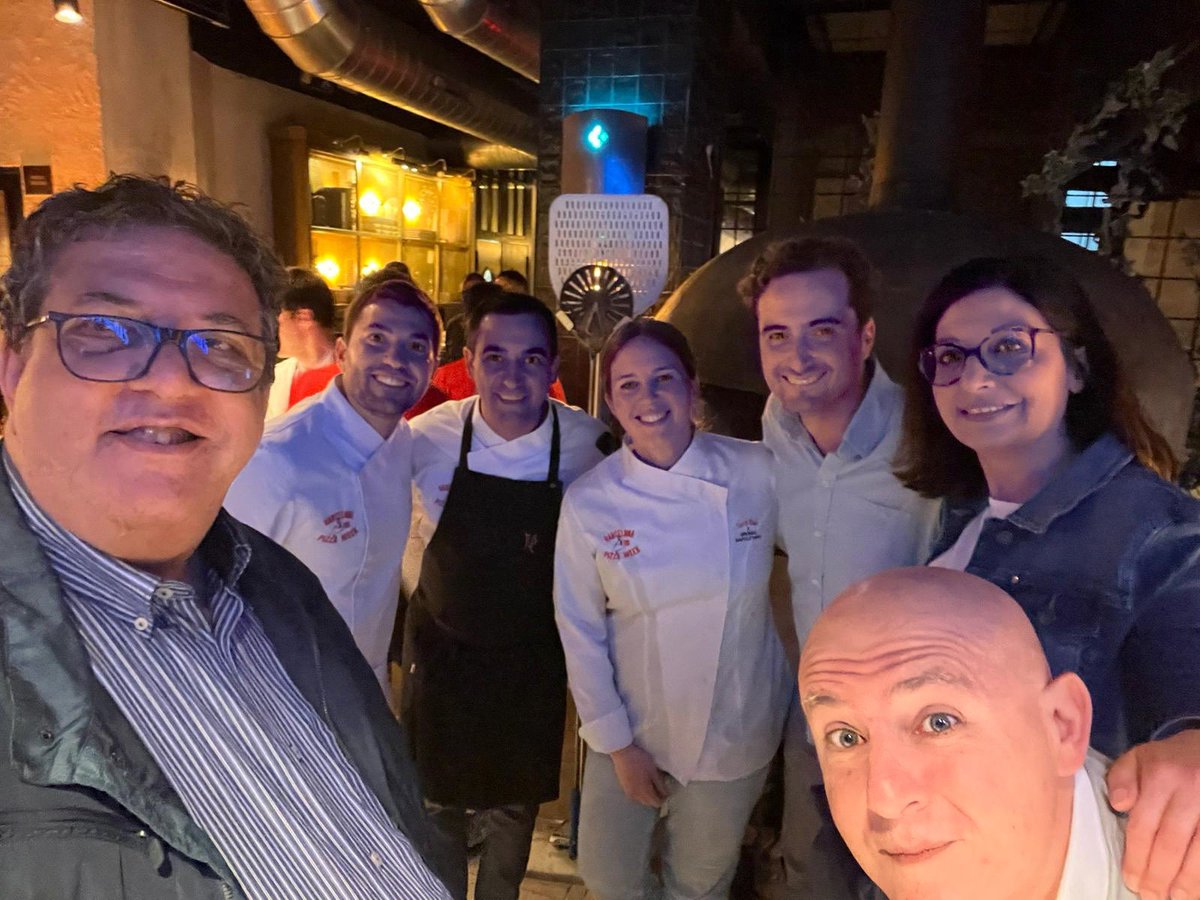 50TopPizza's tweet image. Big event at the Grosso Napoletano official opening party of 50 Top Pizza &amp;amp; Mammafiore’s Pizza Week.
With @PaoloCasagrande , chef of Lasarte with 3 Michelin stars.
Collaboration for the “sweet” with the Best Chocolatier of Spain in 2021: Saray Ruiz. @lsdm_barbara