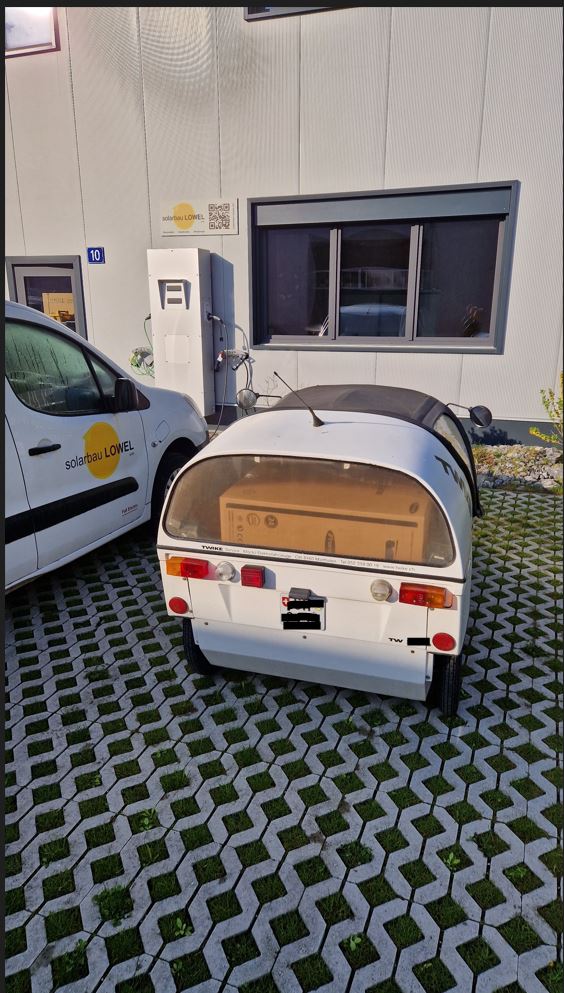 So ein <a href="/twikeofficial/">TWIKE GmbH</a> hat noch recht viel Platz. Kunde montiert seinen Wechselrichter selber und kommt Ihn abholen, fährt in Kürze wieder mit Solarstrom. <a href="/M_Hundhausen/">Martin Hundhausen</a> @froniussolar