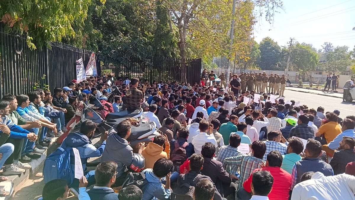 SitaramErg's tweet photo. माननीय @artizzzz (आरती डोगरा) जी आपने पंचायतीराज JEN भर्ती मैं आ रही वित्तीय प्रॉब्लम को लेकर अखिल अरोड़ा जी से इसी सप्ताह मीटिंग प्रस्तावित करने का आश्वासन दिया था लेकिन अभी तक मीटिंग प्रस्तावित नहीं हुई है @TheUpenYadav जी इस भर्ती के लिए बेरोजगारों ने बहुत कुछ खोया ! 🙏🙏 https://t.co/1xXf4RUuJ5