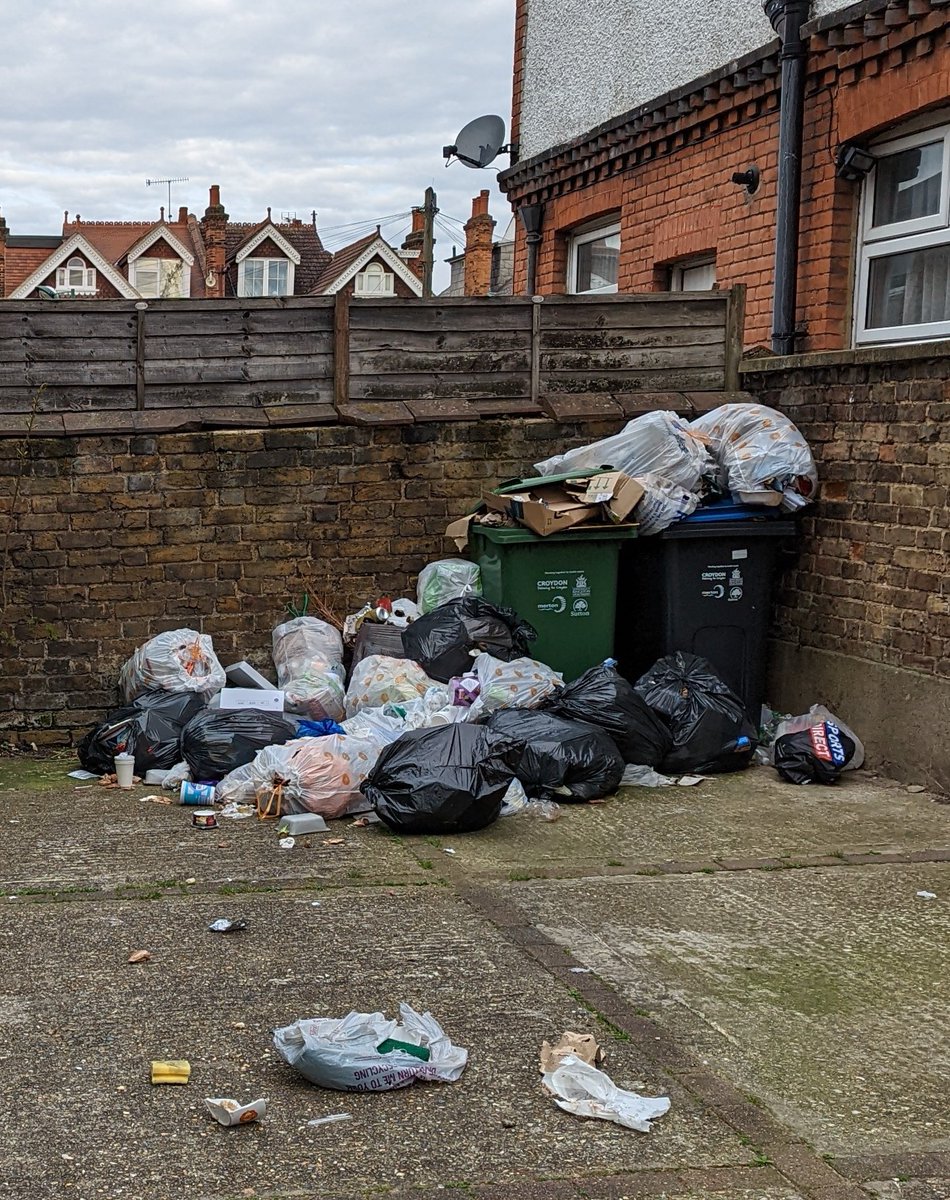 dismantledgrrl's tweet photo. @ContactKingston One of highest council tax in London and no waste bins for half a year. A joke https://t.co/J5BYvbWTYv