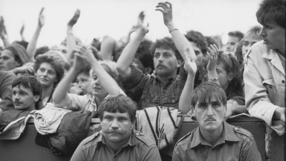 1/ Heute wird Harald Hauswald 69 Jahre alt - das ist mein Lieblingsfoto von ihm. Zwei "Fans" im FDJ-Hemd völlig begeistert bei Bruce Springsteen in der ersten Reihe.