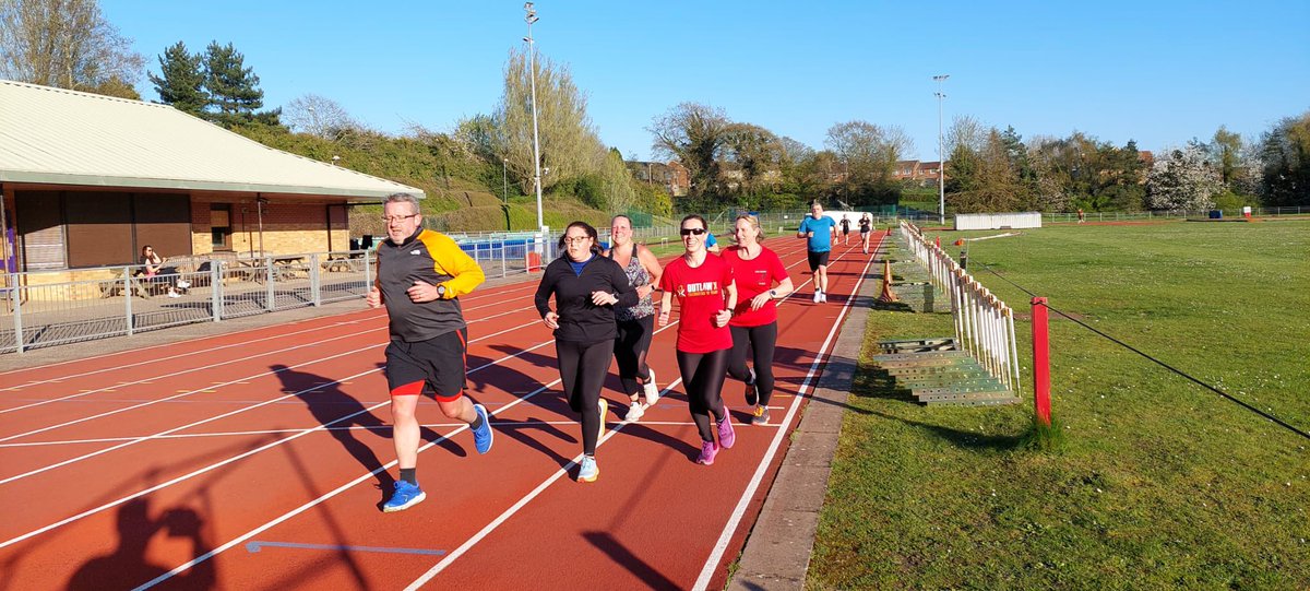 Dacorumtri's tweet photo. Coached run training is at Jarman park track in Hemel at the usual time from 18:00-19:00 🏃‍♀️ 🏃‍♂️
The weather looks perfect tonight ☀️
You can book your place on our website below ⬇️ 
https://t.co/gRUyiCSpqp https://t.co/moLjtwqaXv