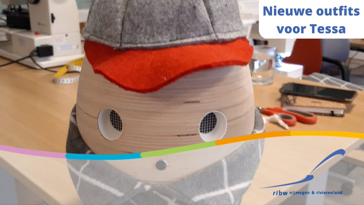 RibwNR's tweet image. Onze zorgrobot Tessa krijgt een nieuwe look met nieuwe pakjes! De outfits worden gemaakt door de deelnemers van RIBW Draadkracht 🧵. Kijk voor meer info over deze dagactiviteit op: 👉 bit.ly/3KQ2RJA  N.B. 2e foto is de originele look.

#ribw #zorgrobot #Tessa