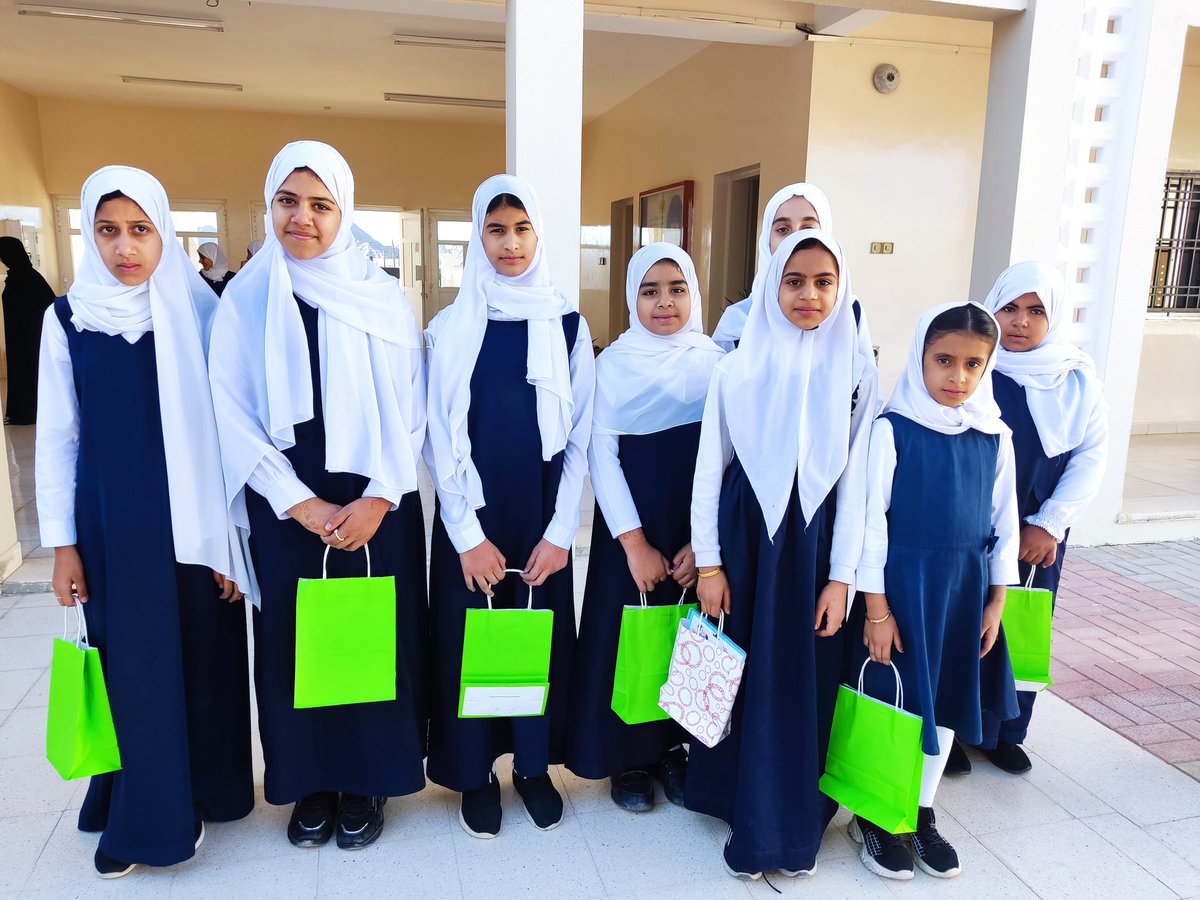 EduGovDhr7218's tweet photo. معلمات تقنية المعلومات يكرمن طلابهن المتميزين فالمادة من الصف الأول الأساسي وصفوف الحلقة الثانية . https://t.co/9053WT4sqH