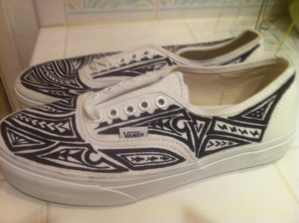 CalTheG's tweet image. A pair of vans I drew on 12 years ago. 👟✍🏽😮‍💨 #PolyDesign