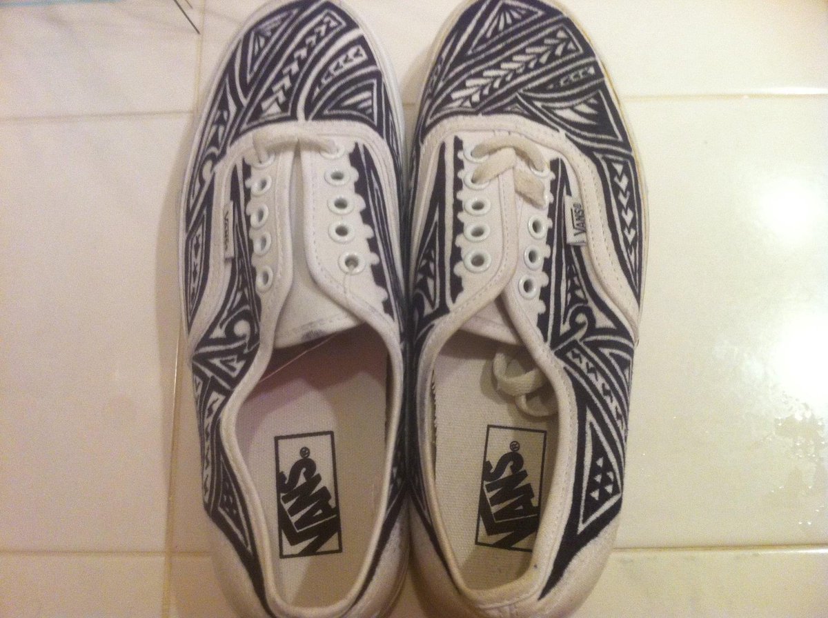 CalTheG's tweet image. A pair of vans I drew on 12 years ago. 👟✍🏽😮‍💨 #PolyDesign