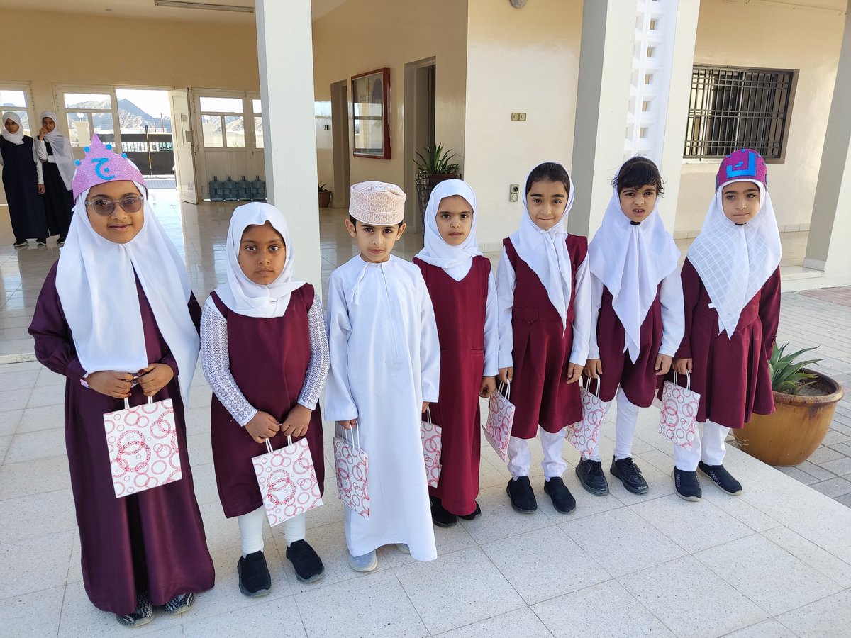 EduGovDhr7218's tweet photo. معلمات تقنية المعلومات يكرمن طلابهن المتميزين فالمادة من الصف الأول الأساسي وصفوف الحلقة الثانية . https://t.co/9053WT4sqH