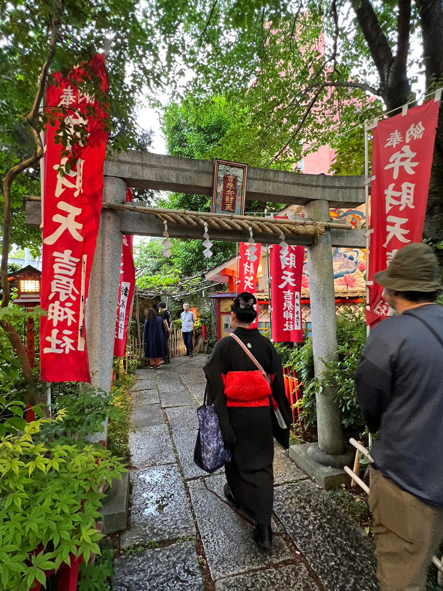 shigehiroaoki18's tweet photo. 浅草アリス小説(浅草神社、三囲神社公認)の、吉原金魚の怪聖地巡りを開催しました。
吉原神社で金魚のお化けになった遊女達の魂を浄化しました。
昔の弁天池には金魚が泳いでいました。
もしかして、遊女達の魂を浄化したから、金魚もいなくなったのかもしれません。
信じるか信じないかは(笑)
#金魚 https://t.co/GVNWsoqAwy