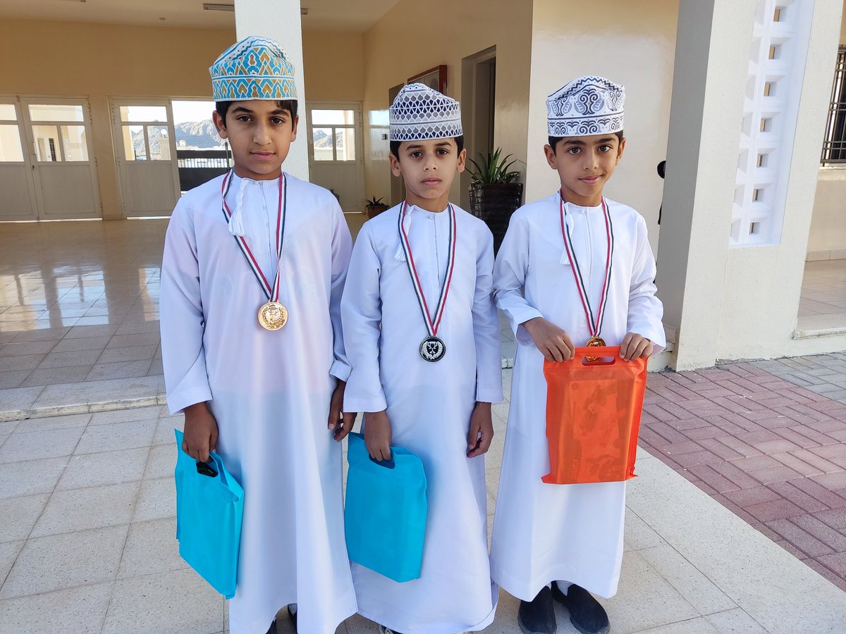 EduGovDhr7218's tweet photo. الأستاذة مريم المقبالي تكرم طلابها المتميزين في مادة الرياضيات من الصف الثالث الأساسي . https://t.co/FGFX59YqrR