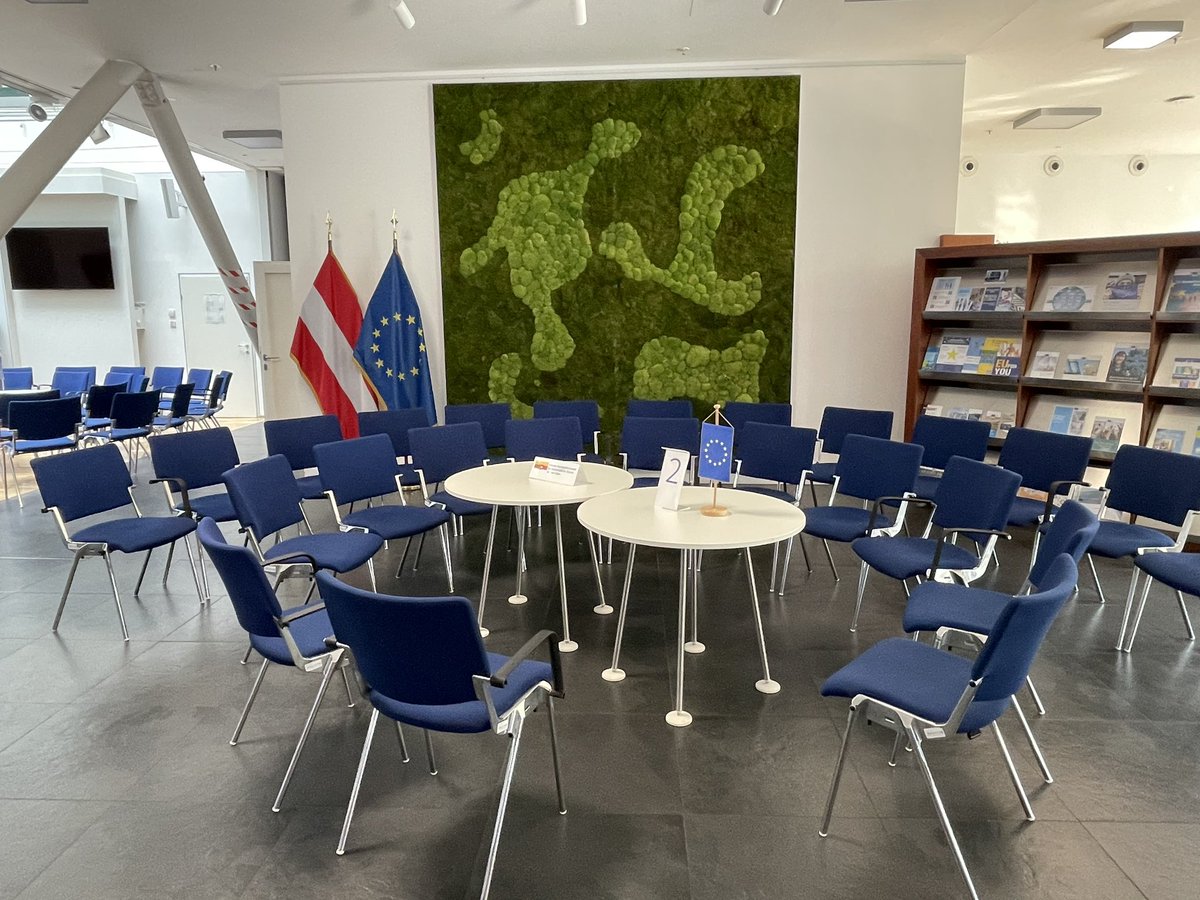 wbogensberger's tweet photo. Es ist angerichtet😀
Heute und morgen gibt es im #EUHaus 🇪🇺Demokratieworkshops mit vielen Erstwählerinnen und -wählern bei der #EUWahl2024 aus allen 🇦🇹Bundesländern, gemeinsam mit BP @vanderbellen ex Staatssekretärin Gitti #Ederer u ex Vizekanzler Willi #Molterer
#Europawoche https://t.co/fC8wqe6js2