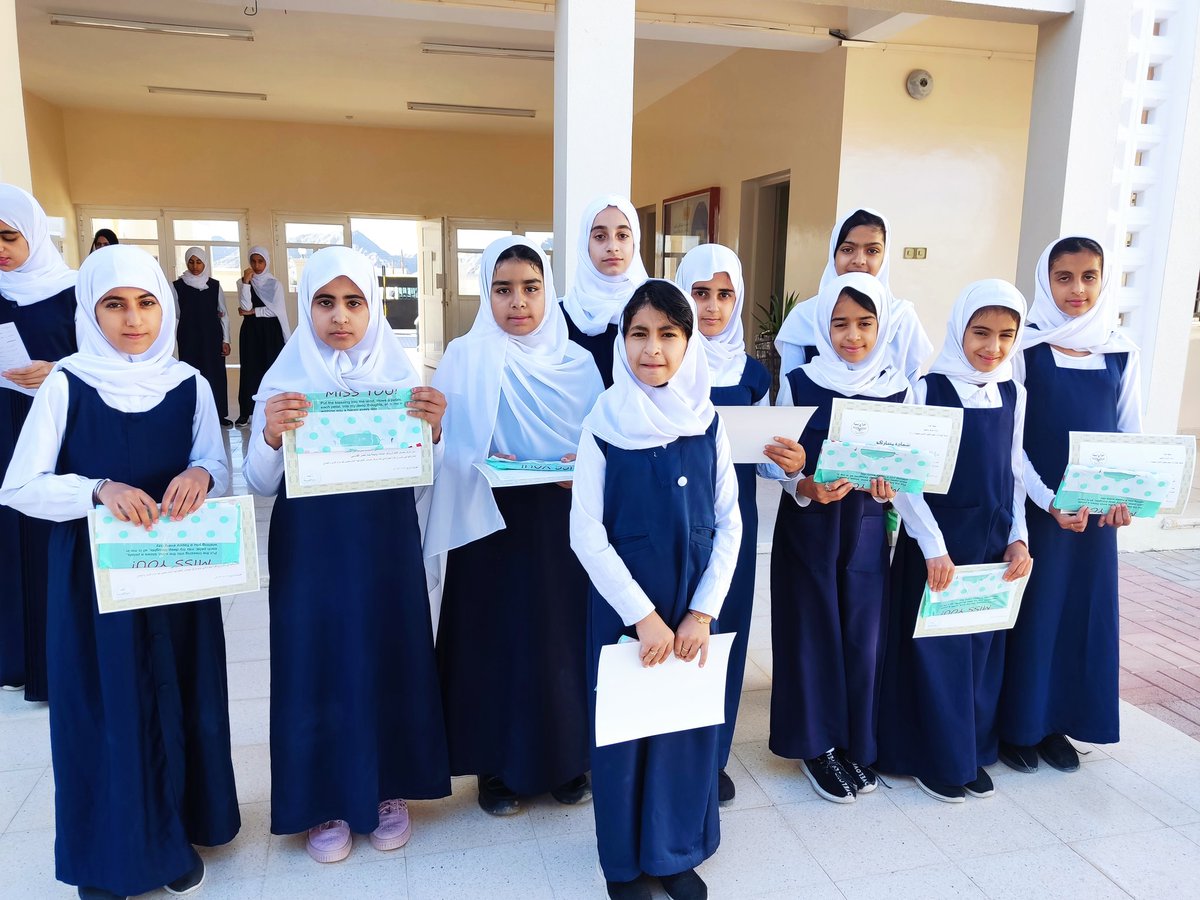 EduGovDhr7218's tweet photo. الأستاذة أسماء النيري أخصائية مركز مصادر التعلم تكرم جماعة المركز من الطالبات . https://t.co/l58xyY7YPi