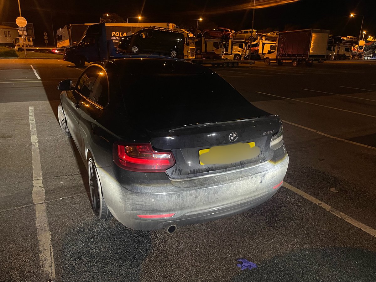 LancsRoadPolice's tweet photo. This BMW was stopped at Lancaster Services after being followed by an unmarked π driving erratically and in excess of 100mph.
The driver failed a @DrugWipeUK for cannabis and his passenger was also in possession of cannabis.
#Arrested #T1TacOps #HX61 #HO30 https://t.co/xsRKRsd3Fs