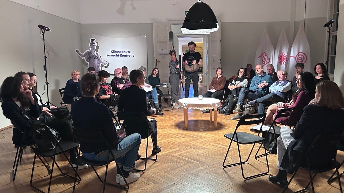 krh_jetzt's tweet photo. @faerber_alexa @Volkskundemuse @FritzTwitzzz @Jenantweets @mi_spiekermann @jasminduregger @klima_mama Dank auch an Emma Reynolds, Wolfgang Pekny, @klima_vb, Bernadette Roberts, Anna Echterhölter, Nils Güttler @NilsRobert13 u.v.a.m. für Input und Moderation. Stephan Richter für den Dreh.
#Klimaschutz braucht Kontrolle! #Klimakatastrophe https://t.co/TNsOMtcKEt