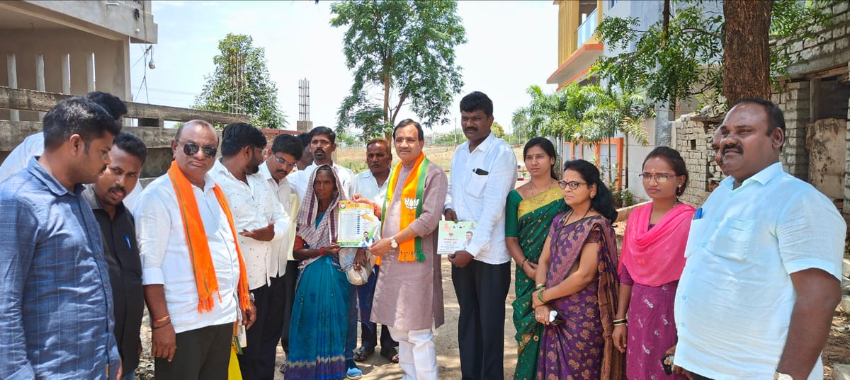 bhagwantkhuba's tweet photo. ಚಿಂಚೋಳಿ ಪಟ್ಟಣದಲ್ಲಿ ಮನೆ ಮನೆಗೆ ತೆರಳಿ ಮತಯಾಚನೆ ಮಾಡಿ, ನಮ್ಮ ಮನೆಯ ಮಗ, ಯುವಕರಾದ ಡಾ. ಅವಿನಾಶ್ ಜಾಧವ್ ರವರಿಗೆ ಮತಹಾಕಿ ಗೆಲ್ಲಿಸಿಕೊಡುವಂತೆ ಕೋರಿದೆ. 

#PoornaBahumata4BJP #BJPYeBharavase #DoubleEngineSarkara #BJPWinningKarnataka #KannadigasWithModi https://t.co/wtzSzc0qMu