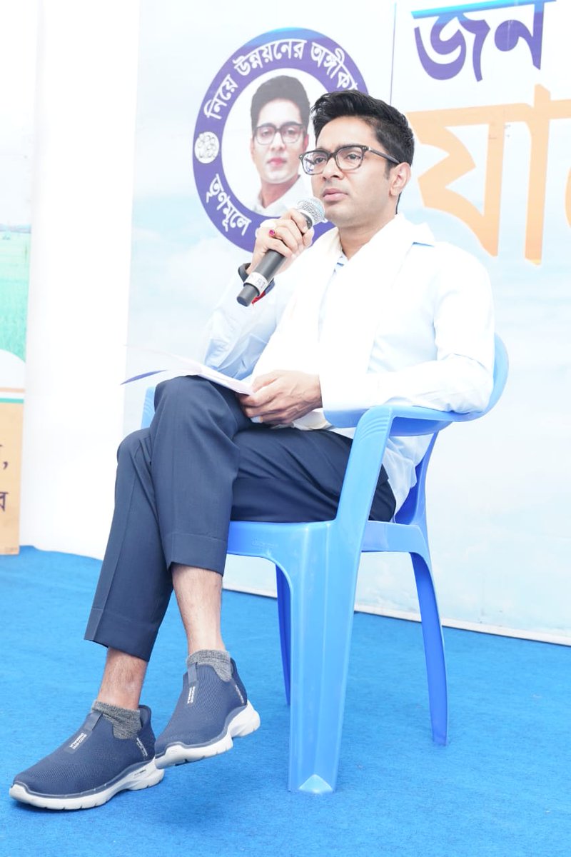 TMCNaboJowar's tweet photo. Hon'ble National General Secretary, @abhishekaitc  held a review meeting with party leaders &amp; workers at Gangarampur in Dakshin Dinajpur today.

#TrinamooleNaboJowar #JonoSanjogYatra https://t.co/NYHWgLh7Cq
