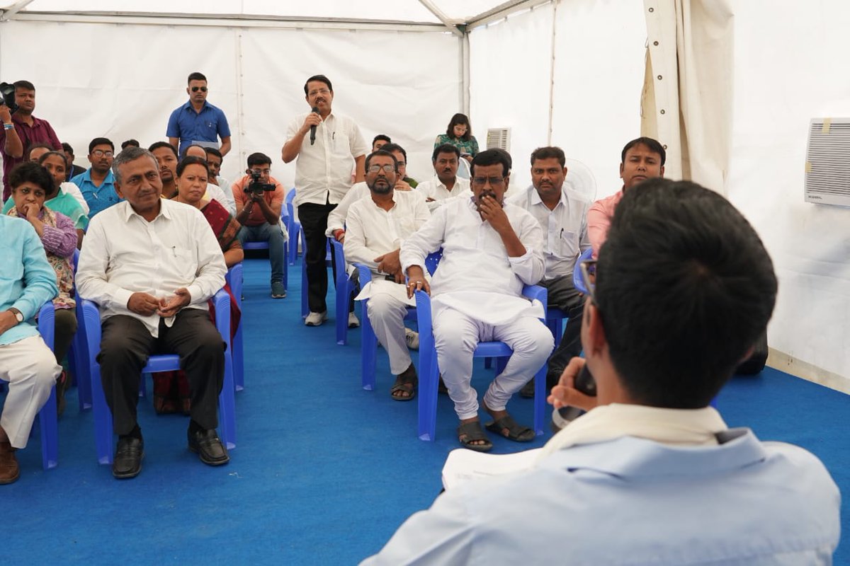 TMCNaboJowar's tweet photo. Hon'ble National General Secretary, @abhishekaitc  held a review meeting with party leaders &amp; workers at Gangarampur in Dakshin Dinajpur today.

#TrinamooleNaboJowar #JonoSanjogYatra https://t.co/NYHWgLh7Cq