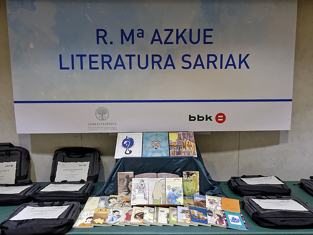 euskaltzaindia_'s tweet photo. ‼️EUSKALTZAINDIAK 2022ko R. M. AZKUE LITERATURA SARIAK BANATUKO DITU OSTIRALEAN.
👉Akademiaren Bilboko egoitzan izango da (Plaza Barria, 15), 11etatik aurrera.
📽️Iazko ekitaldiaren laburpen-bideoa ikusi nahi? Hemen: https://t.co/qS98KLTfVx
#ekinetajarrai #azkue @BBK_eus https://t.co/tVDl3KNLmq