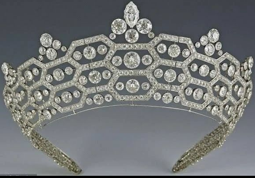 RobinLynnKing2's tweet photo. #EverythingRoyal #RoyalTiara
In 1942, the renowned society hostess Dame Margaret Helen Greville, passed away.
An extremely wealthy lady deprived of having children of her own, she bequeathed her fabulous jewelry collection to Queen Elizabeth (later the Queen Mother). https://t.co/6CzEQeFprG