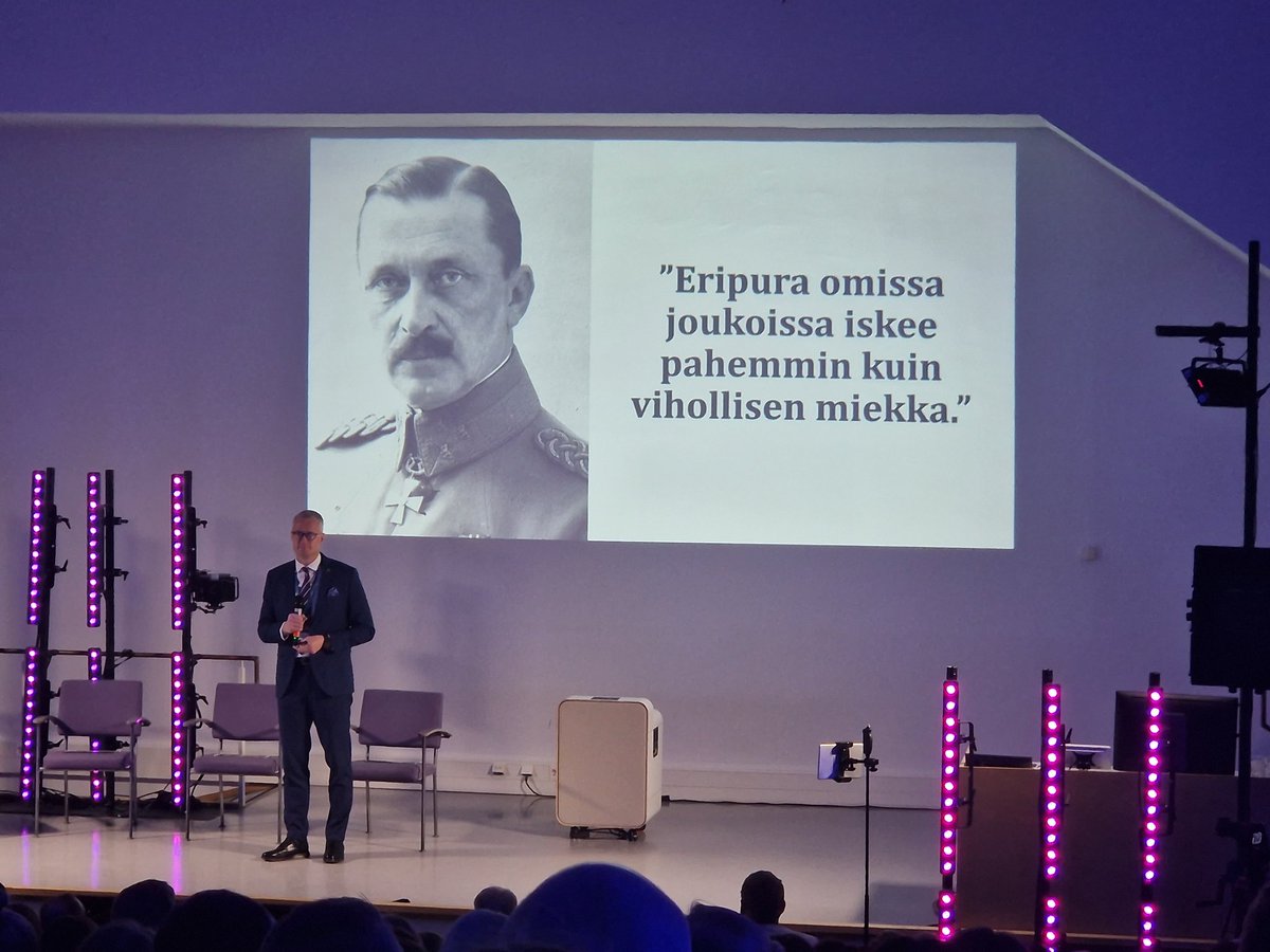 Teknologian, turvallisuuden ja tulevaisuuden teemaan meidät johdatti hienosti <a href="/JarnoLim/">Jarno Limnell</a> <a href="/AMKpaivat/">AMK-päivät 2026</a> . Myrskyihin tulee varautua, esimerkiksi sadevaatteilla ja myrskylyhdyllä. Mitkä varusteet tarvitaan työelämässä 🤔? #ParempaanTyöelämään #amkpäivät #InnostutaanYhdessä #laureuas