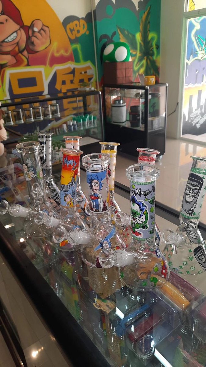cannasupreme's tweet photo. Do you prefer blunts, joints, bongs or glass hand pipes? 🤩 #weedthailand #phuketcannabis #CannabisCommunity #hempwraps #rollingpaper #bongs #glasspipes https://t.co/A1J6PrPA7n