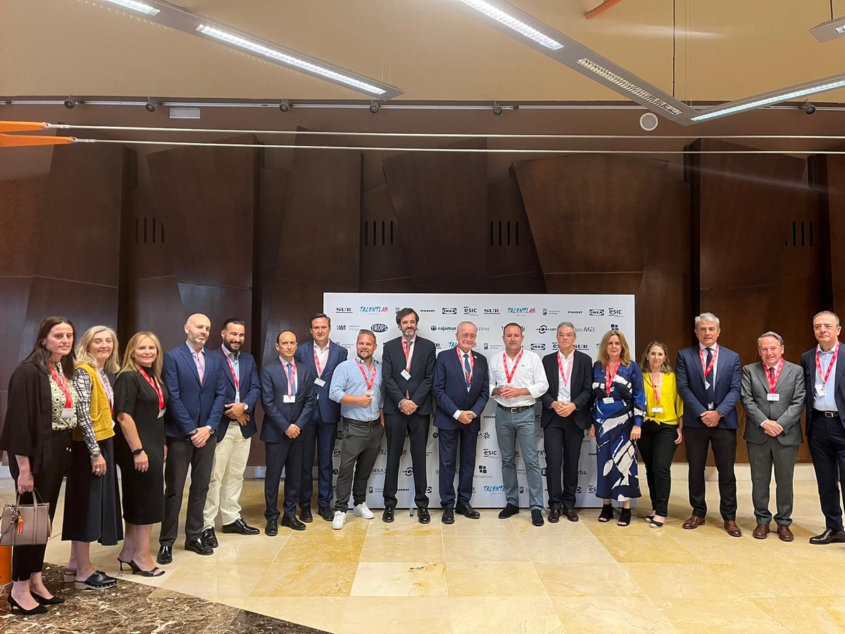📢¡AHORA SÍ!

Empieza oficialmente #TalentLab🔝  

📸Foto de familia de nuestros ponentes y colaboradores junto a nuestro alcalde <a href="/pacodelatorrep/">Paco de la Torre</a> y a nuestro director <a href="/ivegama/">Ignacio de la Vega</a> 

<a href="/DiarioSUR/">SUR. El periódico de Málaga</a>