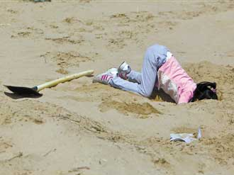 在小小的矿池里面挖呀挖呀挖 
玩小小的山赛亏到爹不认识妈 
在大大的矿池里面挖呀挖呀挖 
玩大大的nft成为图片收藏家 
在特别大的矿池里面挖呀挖呀挖 
看特别大的泡沫像不像跳楼后的他