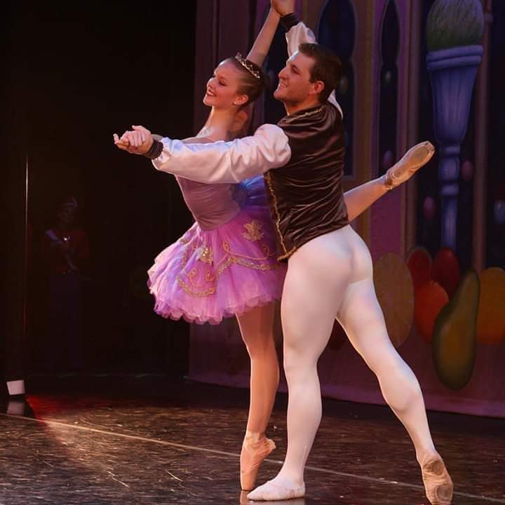 MasterTucson's tweet photo. A bit of ballet butt #ballet #balletboy #balletfeet #butt #booty #tights #menintights #Dance #Dancer #dancers #kingofballet #KingKohli #king https://t.co/kAQOEgjExY