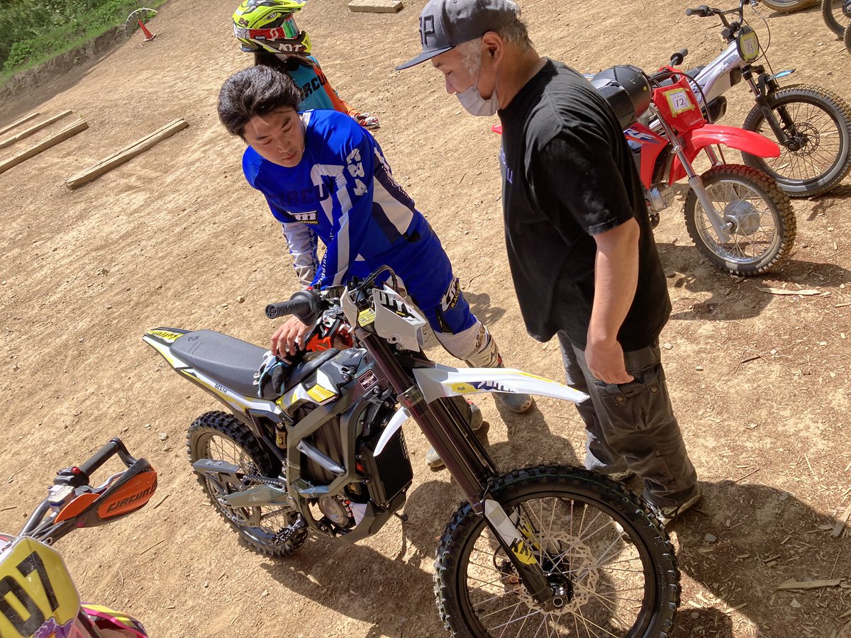 MotoTrekField's tweet image. ＠TakahashiRS さんが新型 #サーロン #ウルトラビー を持ち込んでくれました

試乗に向けてのテストを全日本スーパーモトライダーが行なっていますが、パーツ供給の点で運用はもう少し先になりそうです

@Ume_V4R 選手がバック機能！を試しましたが虚しくホーンが木霊してます…

＃鹿沼木霊の森