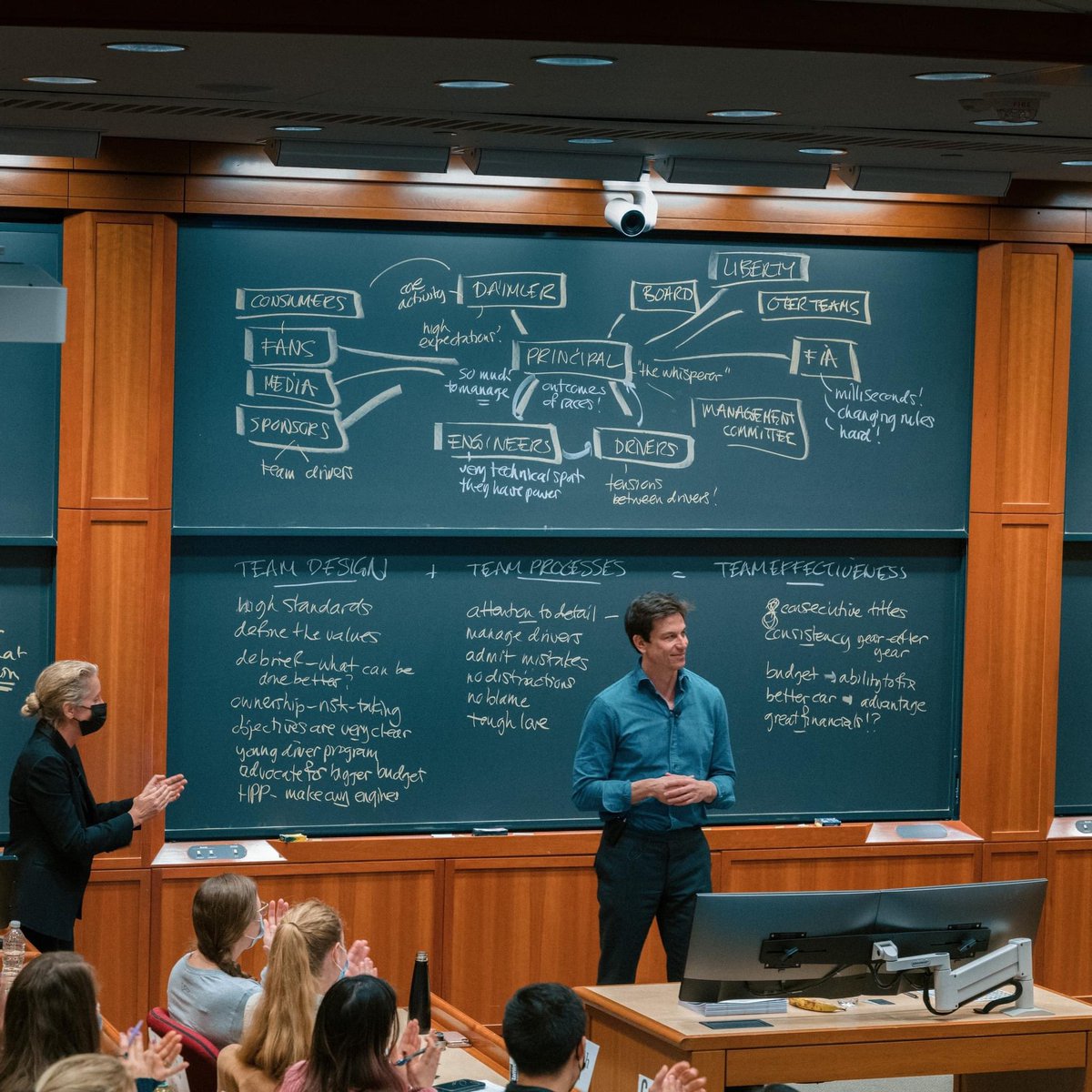 chacho_lml's tweet photo. “Mercedes F1: Liderando un equipo de alto rendimiento".
Así se llama la cátedra de maestría que imparte Toto Wolff en Harvard.
Aquí algo de sus notas en el pizarrón.
Siempre es bueno aprender. https://t.co/mCWljzmFxo