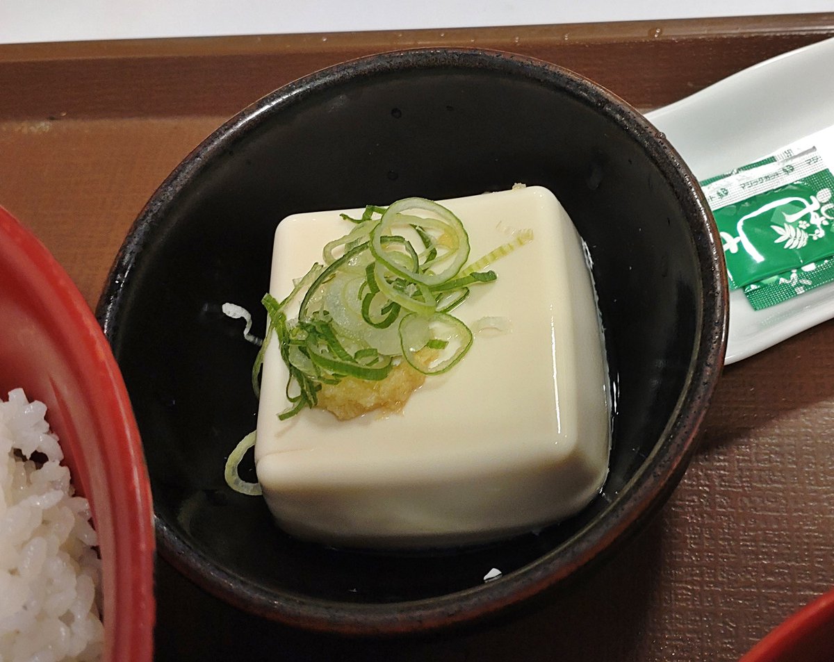 zero45oppai's tweet photo. すき家でうな丼が復活、そしてうな丼が食いたいミーは当然食いに行く。

特うな丼に豚汁冷奴セット、おいしゅうございました。

ただね、特うな丼は鰻倍だから山椒が倍付いてくるけど、それよりタレ増し対応して？　そっちのが絶対美味いから。

ね、お願いゼンショーさん……　切に、マジで。 https://t.co/illrDqrWmK