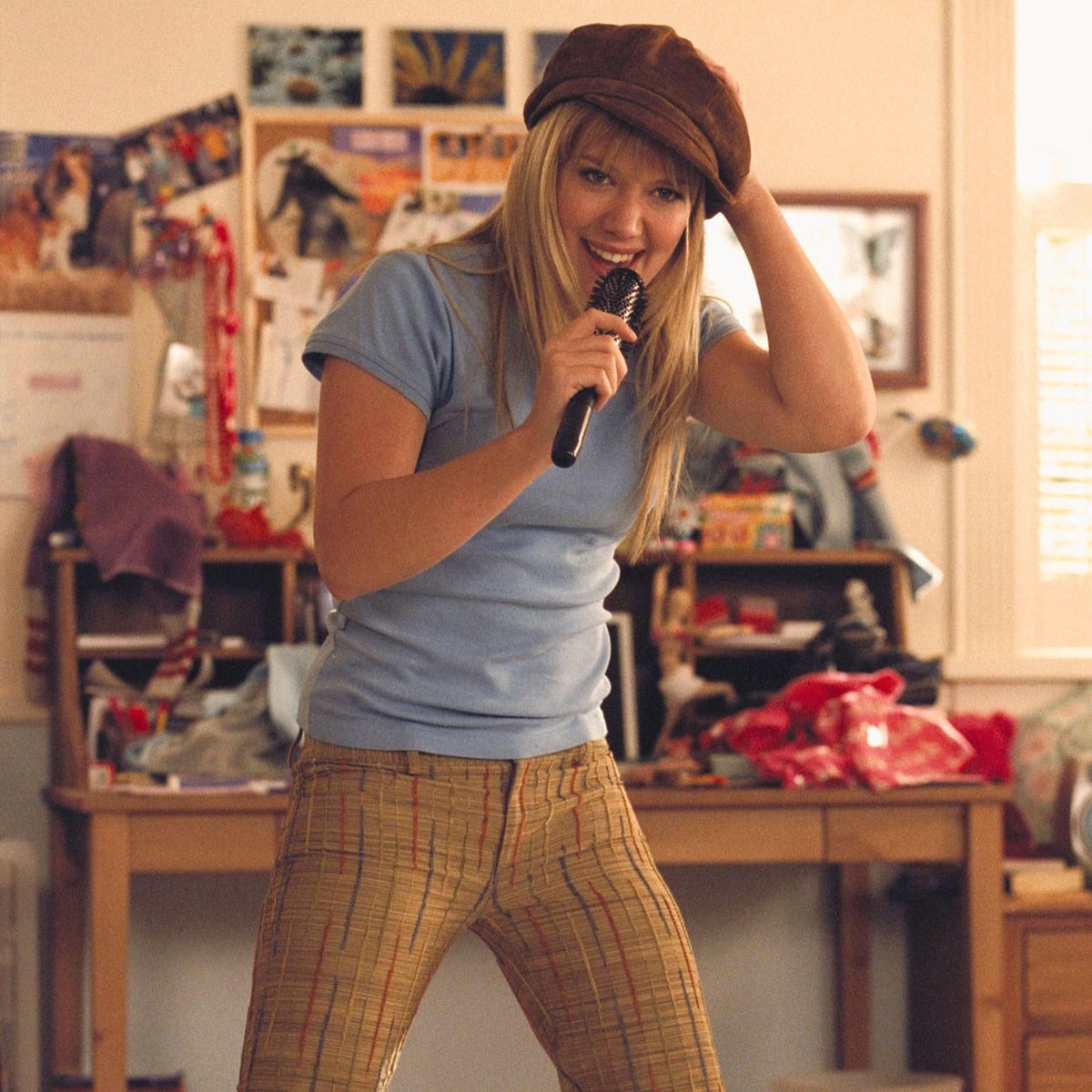 WhoWhatWear's tweet image. Today marks the 20 year anniversary of The Lizzie McGuire movie. 🥺

(photos: alamy)