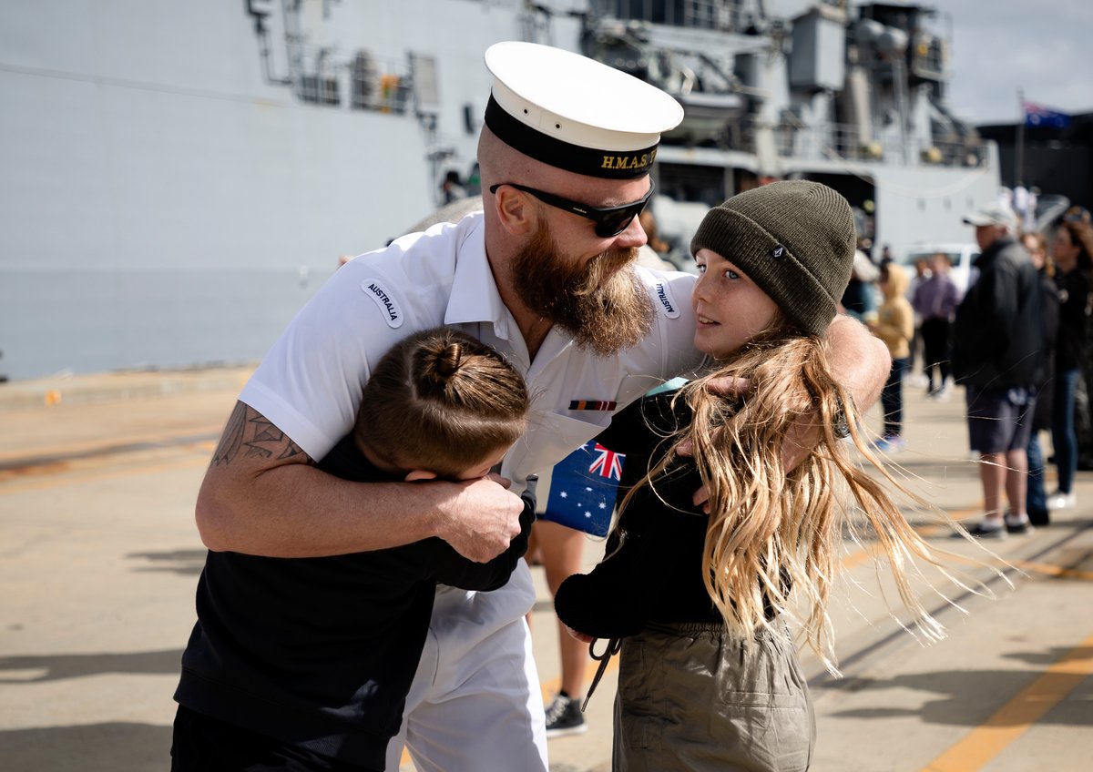 DefenceAust's tweet photo. Welcome home #HMASPerth! โ Family and friends waved from the wharf last week, to welcome loved ones after three months away protecting Australiaโs maritime interests. โค๏ธ
๐ https://t.co/ddxscp0Vjj #YourADF #AusNavy https://t.co/xBPbJ4jD9X