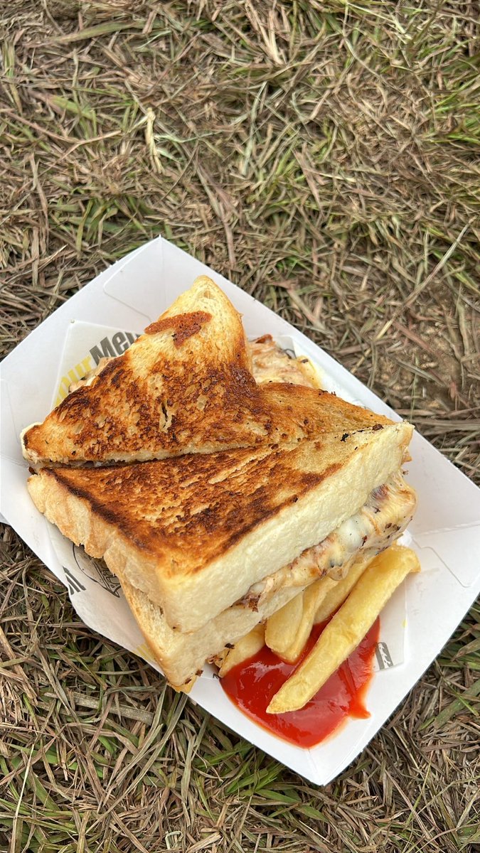 gabygabyr_'s tweet photo. En el EMF comí estos sándwiches de pulled pork deliciosoooooos 😫 alguien que sepa cuál era el nombre del food truck? Estaba a la par de dominos pizza! https://t.co/GggnvBLs41