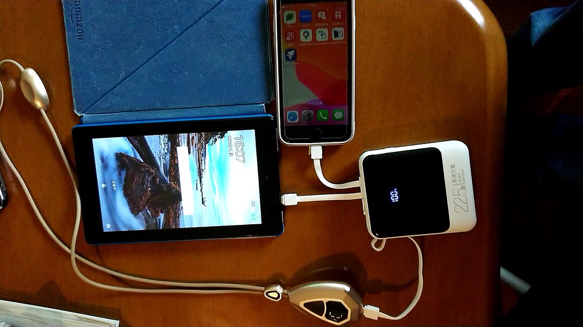 Joyhouse_JP's tweet photo. 😍小型モバイルバッテリーですが、20000mAhの大容量で、5台同時に急速充電が可能です🥰🥰！

🥳5月4日（木）10:00から、24時間限定セールに参加します👏👏！

通常価格7180円が🔥55％OFFの3180円💥になります！
🎁ぜひお買い求めください！
🛒購入リンク👇
https://t.co/6E6I1hSsje https://t.co/peqGDa123T